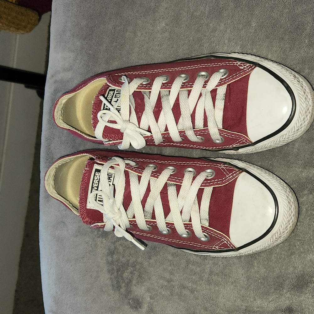Burgandy converse *no box*